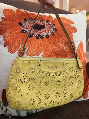 Coach Ashley Daisy Lace leather laser cut large wristlet bag yellow 2010’s VGUC